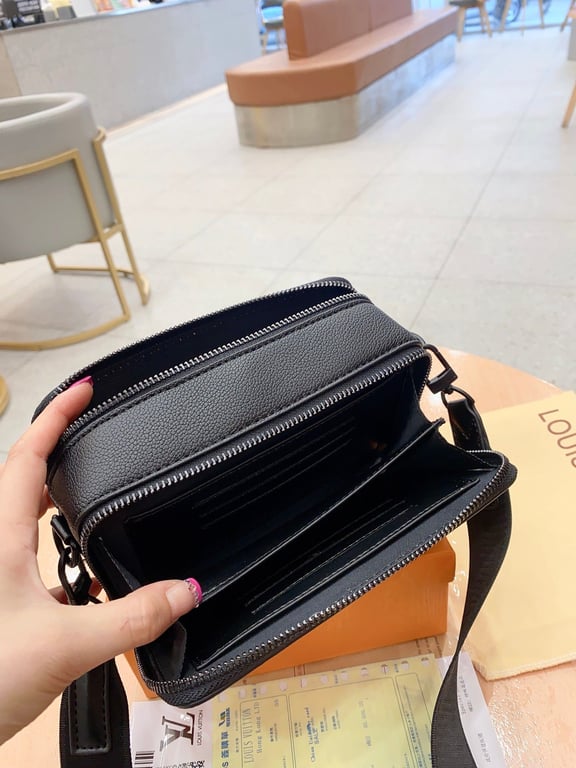 LUV ALPHA WEARABLE WALLET BLACK 18CM M59161