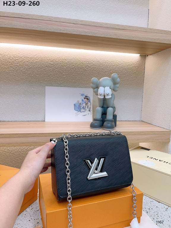 LUV TWIST MM BAG BLACK 23CM M21110