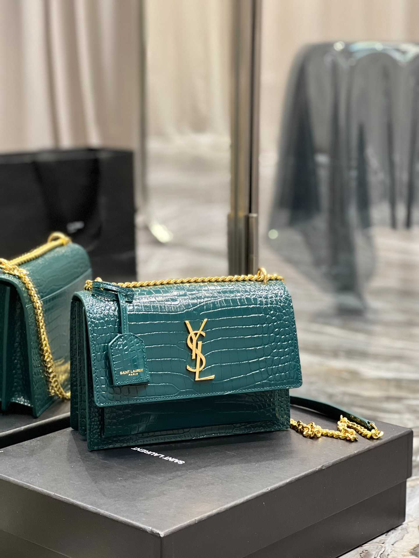 YSL SUNSET MEDIUM CHAIN BAG IN CROCODILE-EMBOSSED SHINY LEATHER MINT 442906DND0J3144