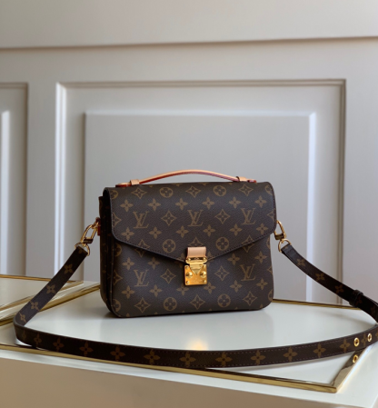 LUV MONOGRAM CANVAS POCHETTE METIS 25CM M44875