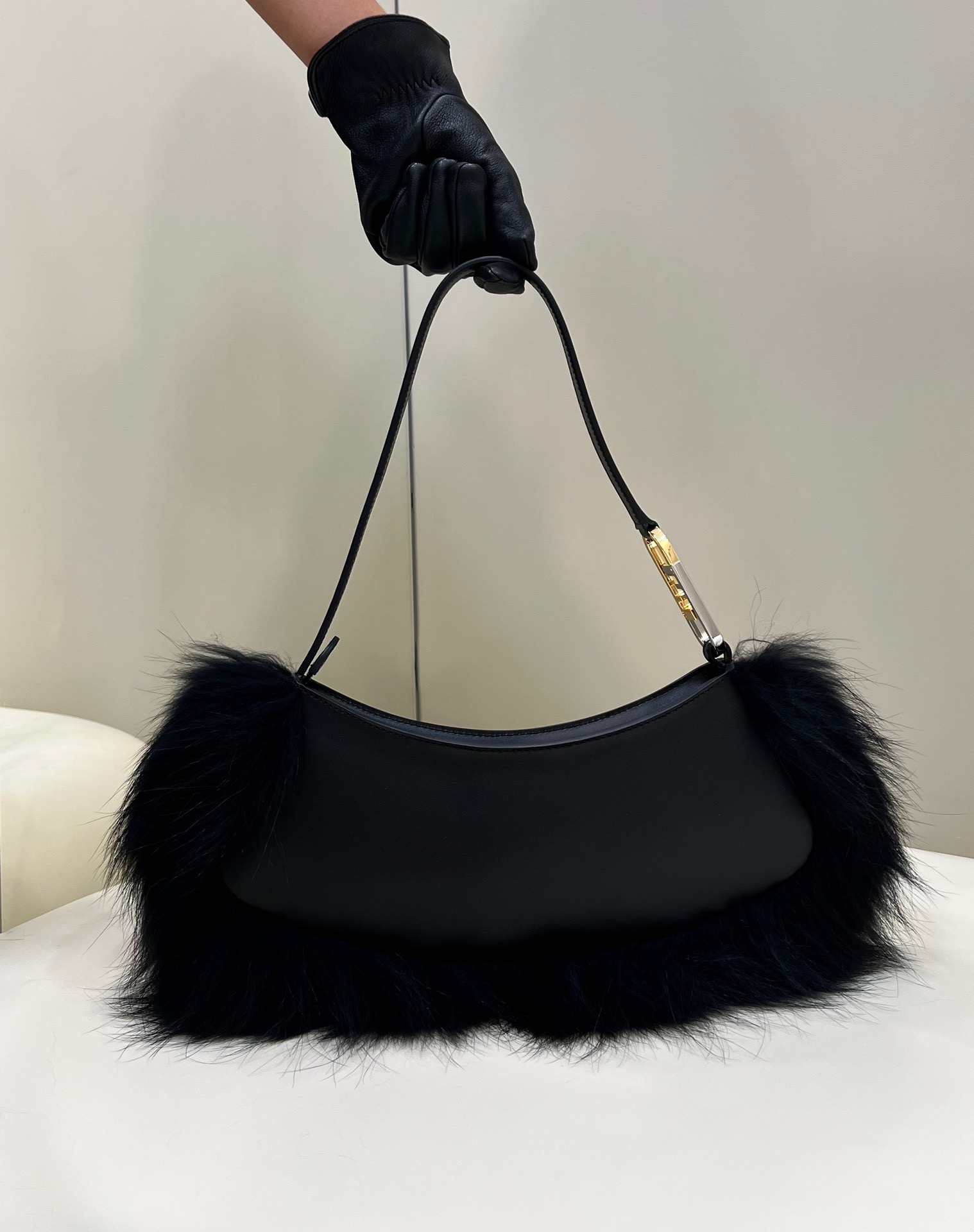 FD O'LOCK SWING CAMELLIA LEATHER AND FOX FUR POUCH BLACK 8BS068ALS9F1JU3