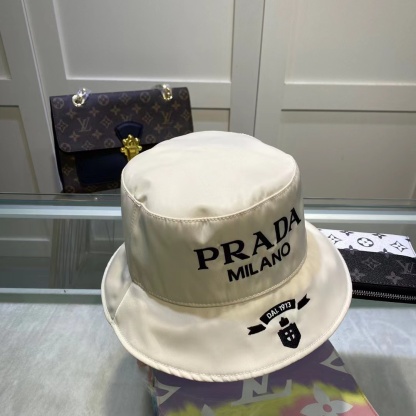 PD EMBROIDERED LOGO BUCKET HAT IN WHITE