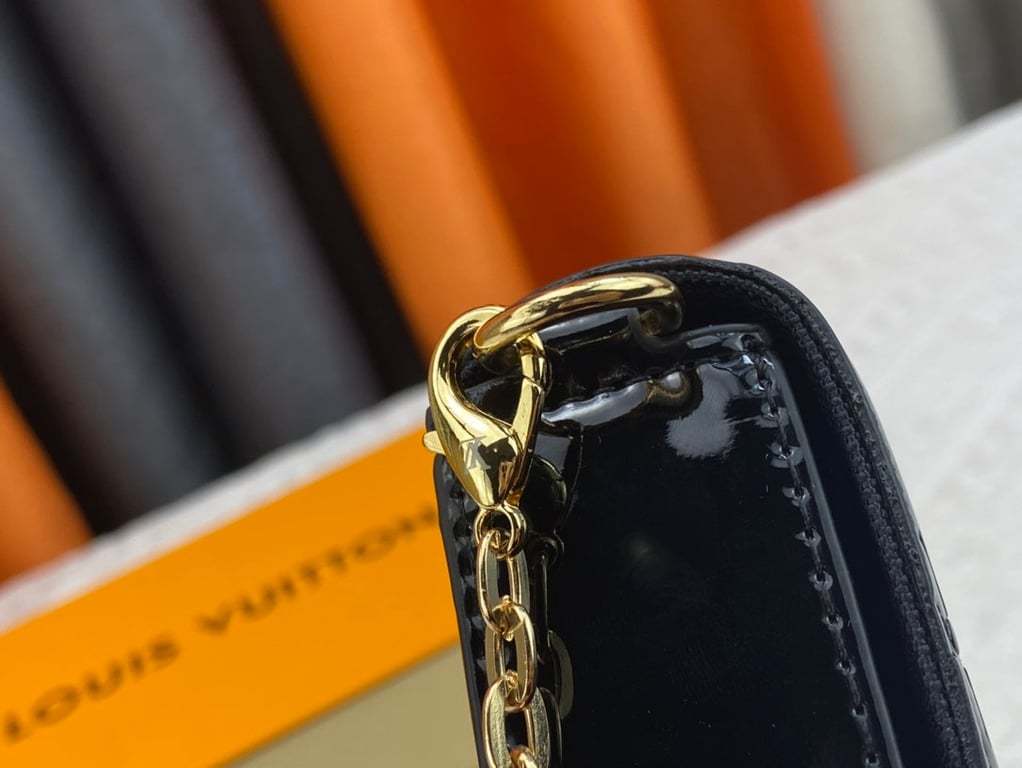 LUV POCHETTE FELICE AMARANTE MONOGRAM VERNIS BLACK 21CM