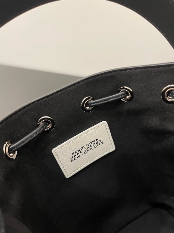 FD MON TRESOR BUCKET BAG BLACK WHITE 18CM