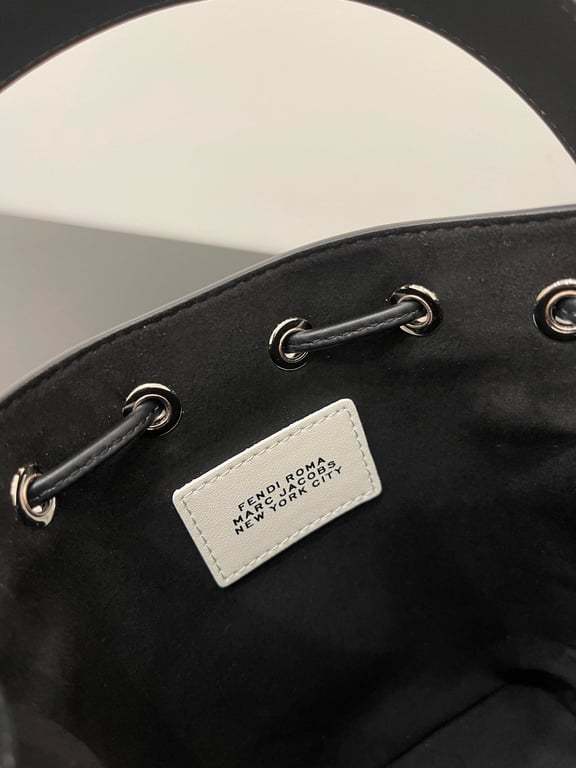 FD MON TRESOR BUCKET BAG BLACK WHITE 18CM