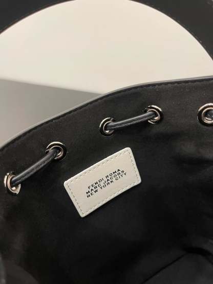 FD MON TRESOR BUCKET BAG BLACK WHITE 18CM