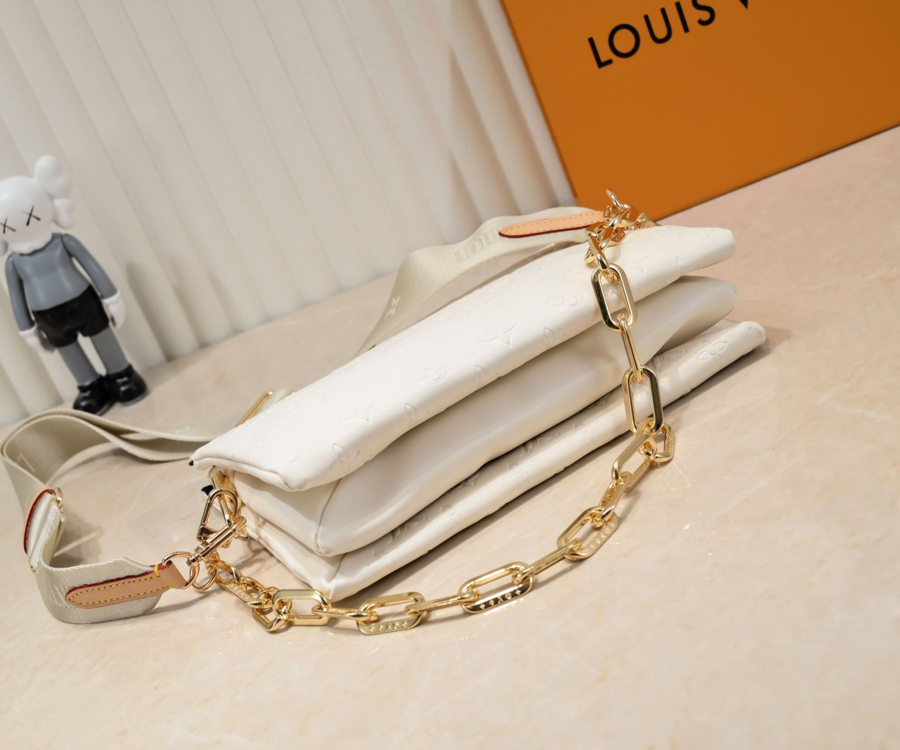LV COUSSIN PM CREAM 26CM M57793