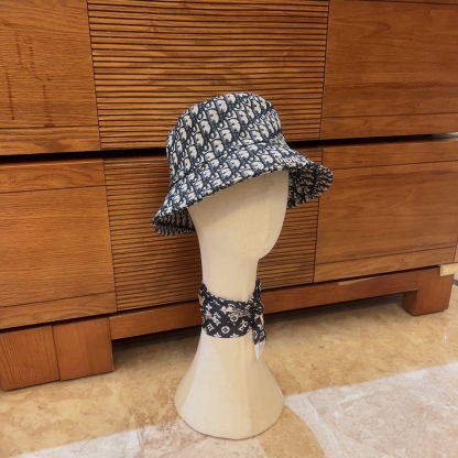 DOR OBLIQUE BUCKET HAT WITH DOR HARDWARE BLACK AND BEIGE