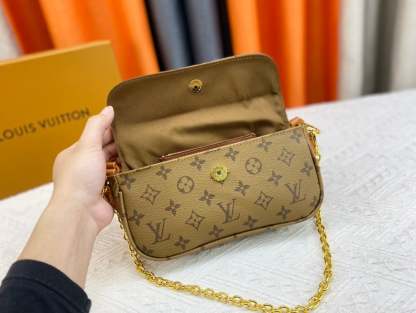 LUV WALLET ON CHAIN IVY BEIGE