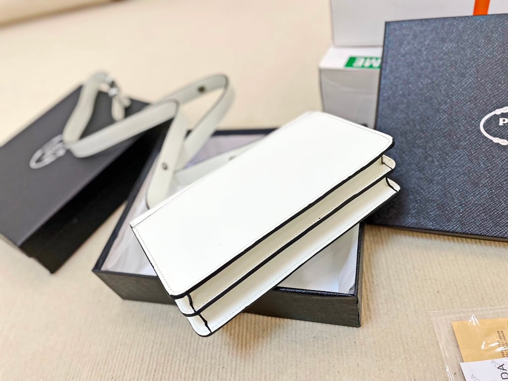 PR EMBLEME BRUSHED-LEATHER BAG WHITE 1BD321_ZO6_F0PG7_V_OTO