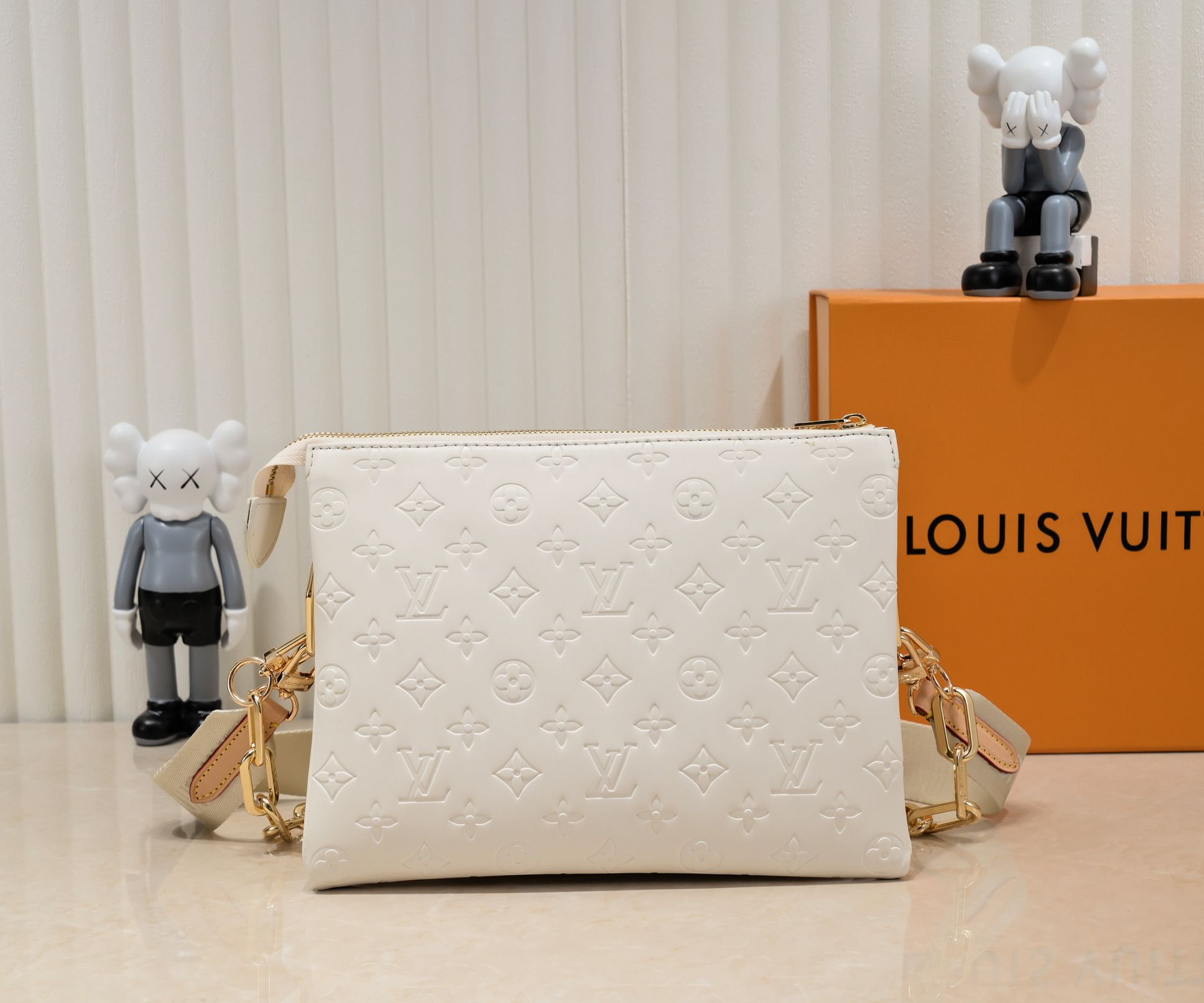 LV COUSSIN PM CREAM 26CM M57793