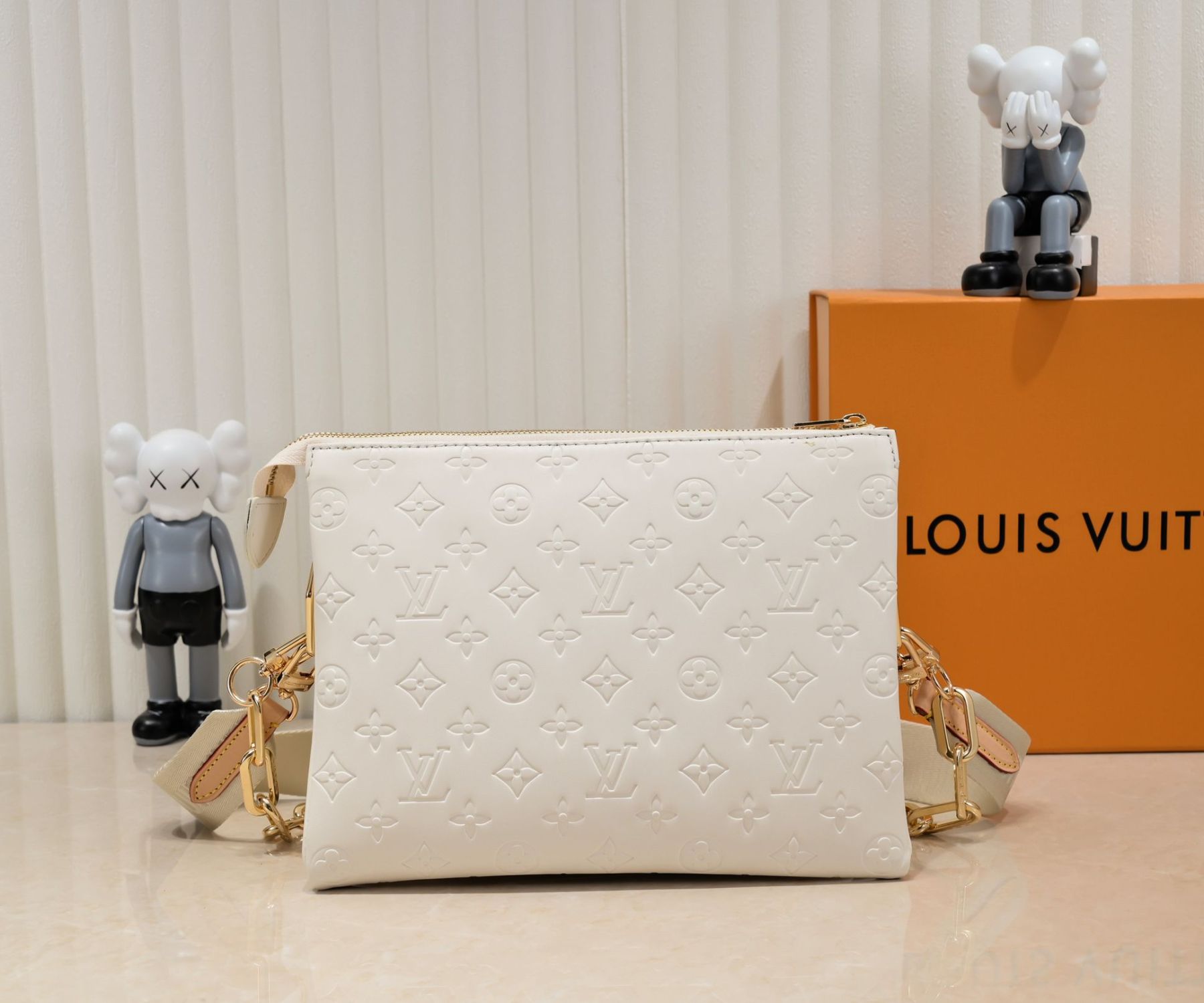 LV COUSSIN PM CREAM 26CM M57793