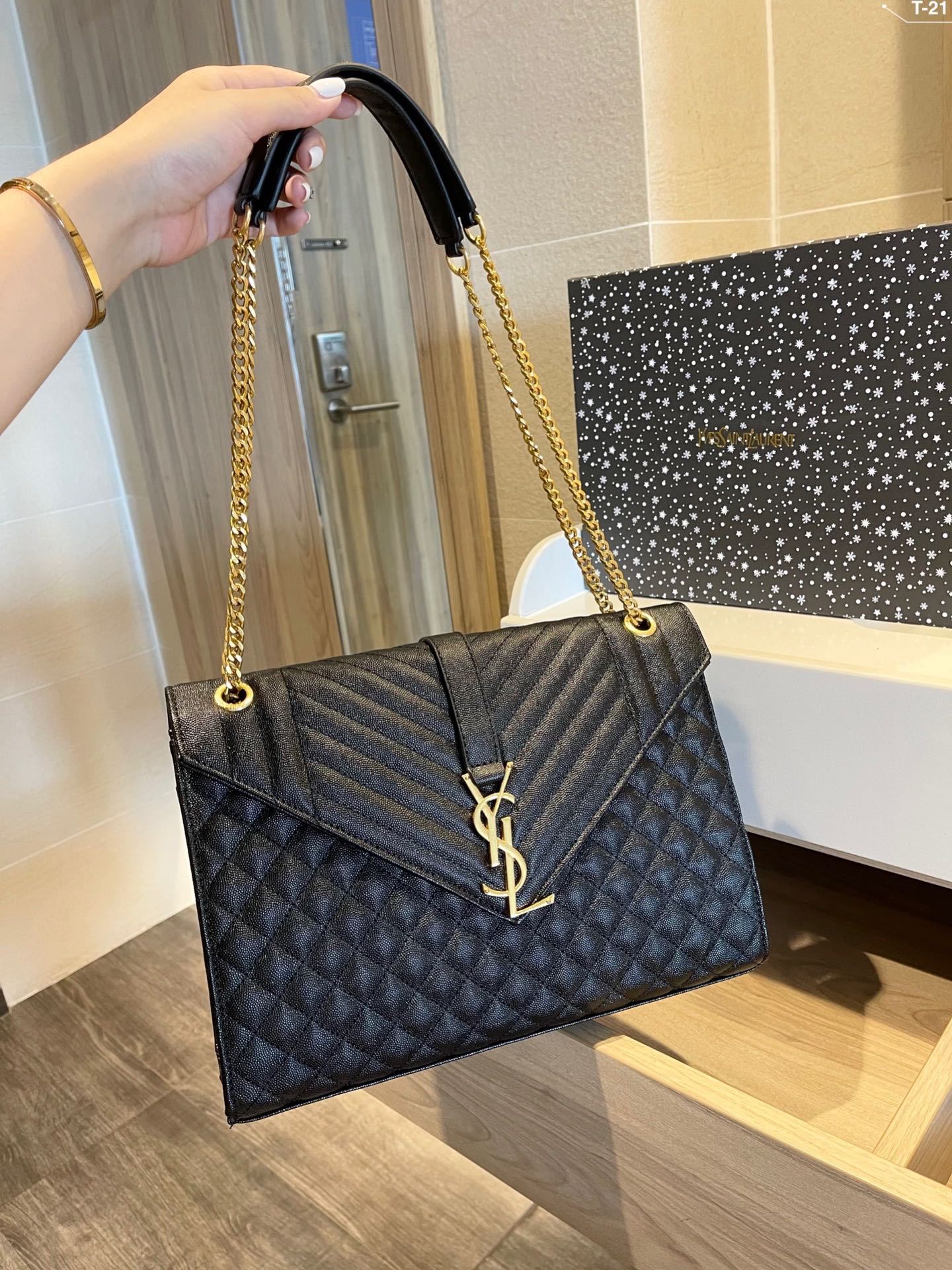 YSL ENVELOPE LARGE BAG IN MIX MATELASSÉ GRAIN DE POUDRE EMBOSSED BLACK GOLD 31CM 600166BOW911000