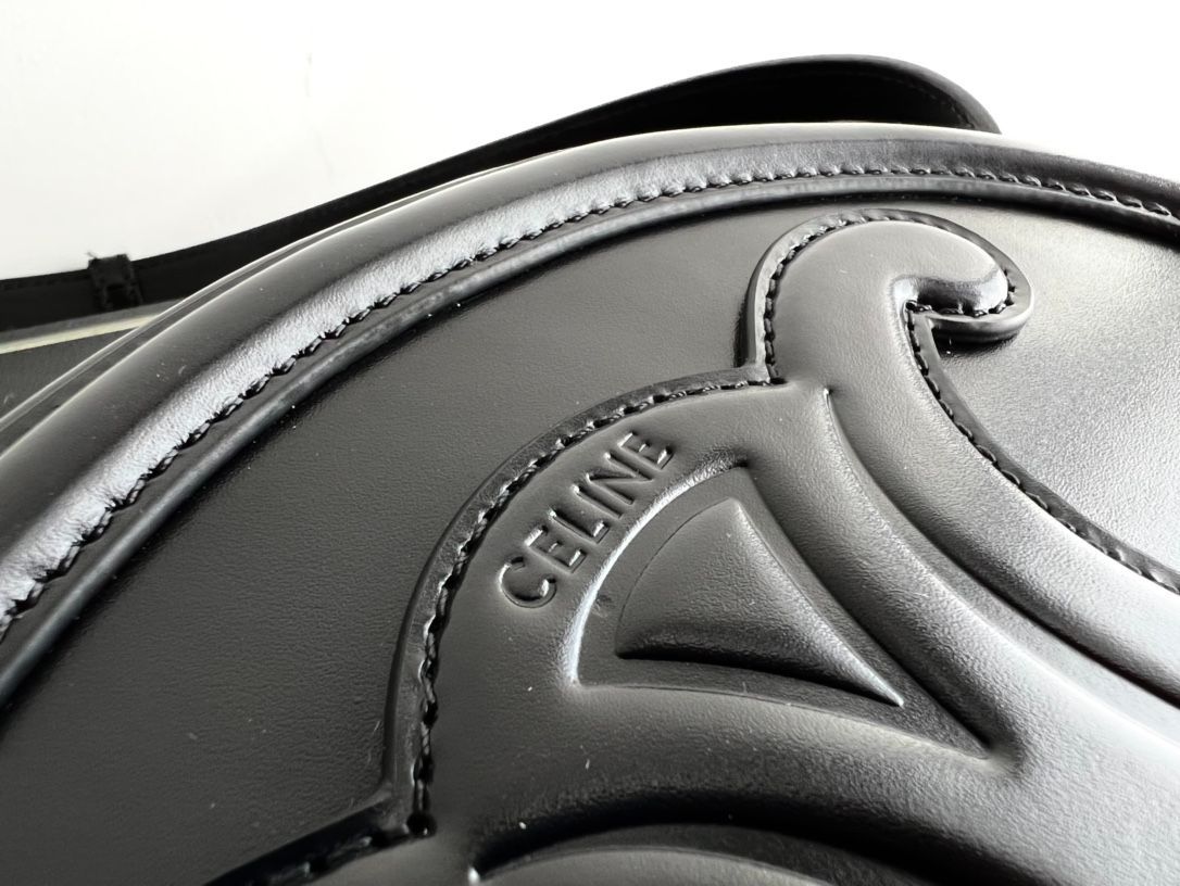 CE CROSSBODY OVAL PURSE CUIR TRIOMPHE IN SMOOTH CALFSKIN BLACK 10I703DPQ38NO