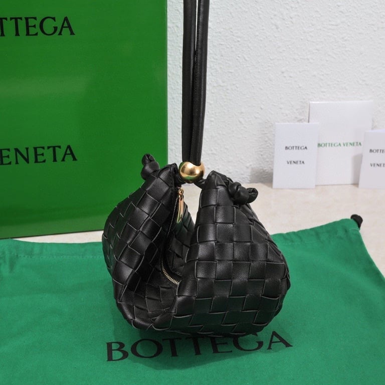 BOTTEGA VENETA MEDIUM TURN POUCH IN INTRECCIATO BLACK LEATHER