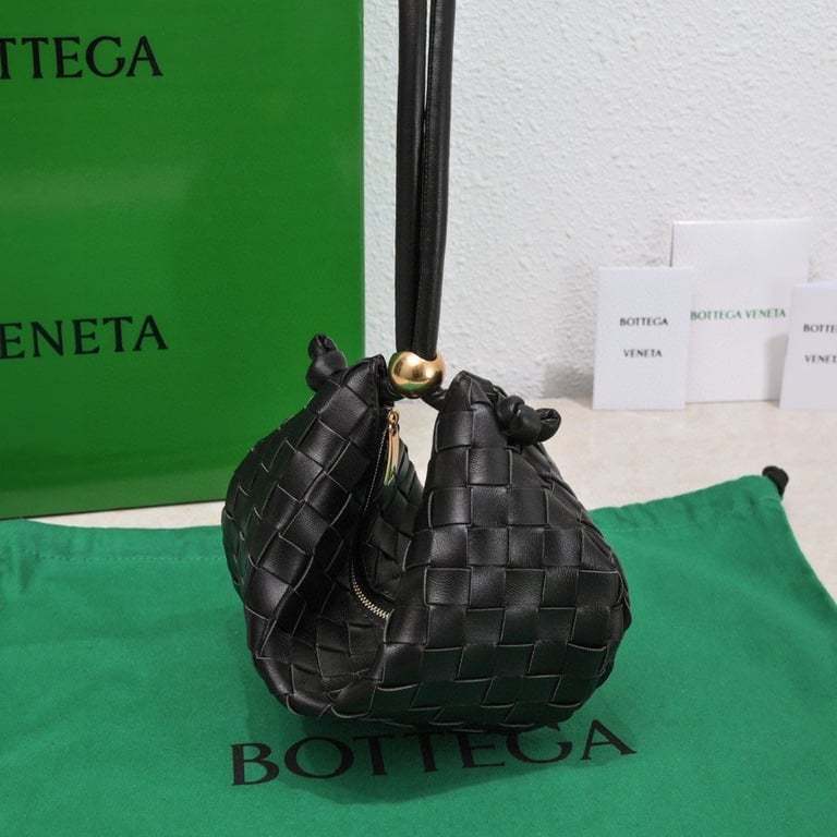 BOTTEGA VENETA MEDIUM TURN POUCH IN INTRECCIATO BLACK LEATHER