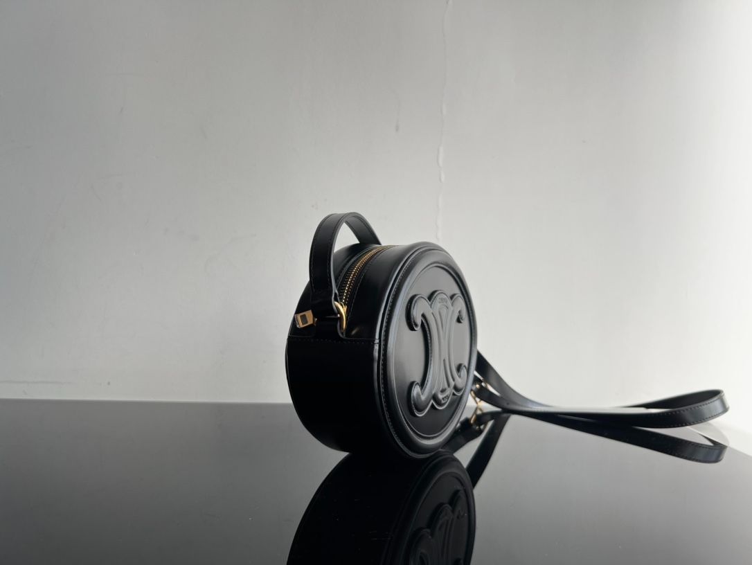 CE CROSSBODY OVAL PURSE CUIR TRIOMPHE IN SMOOTH CALFSKIN BLACK 10I703DPQ38NO