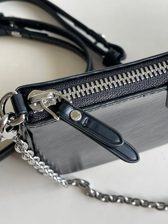 LUV EASY POUCH ON STRAP 19CM BLACK