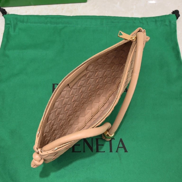 BOTTEGA VENETA MEDIUM TURN POUCH IN INTRECCIATO BEIGE LEATHER