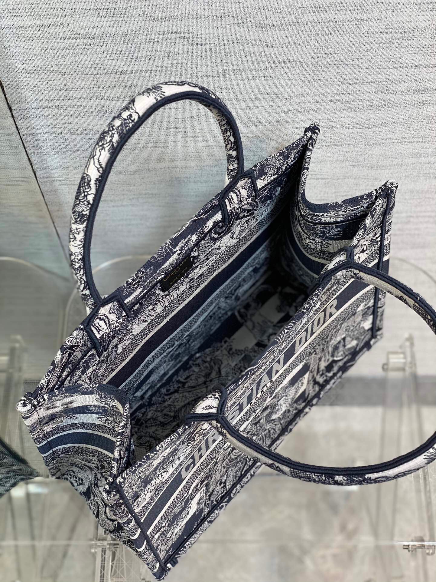 DOR MEDIUM BOOK TOTE NAVY BLUE TOILE DE JOUY STRIPES EMBROIDERY 36CM M1296ZRLP M928