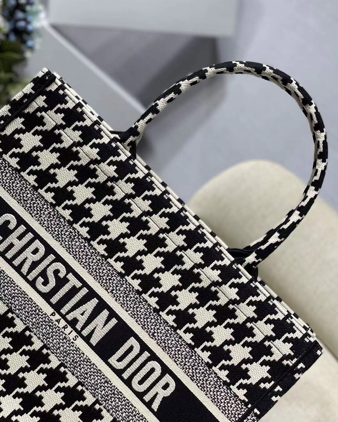 DOR PERSONALIZED MEDIUM BOOK TOTE BLACK MACRO HOUNDSTOOTH EMBROIDERY/ 36CM M1296ZTQT M911