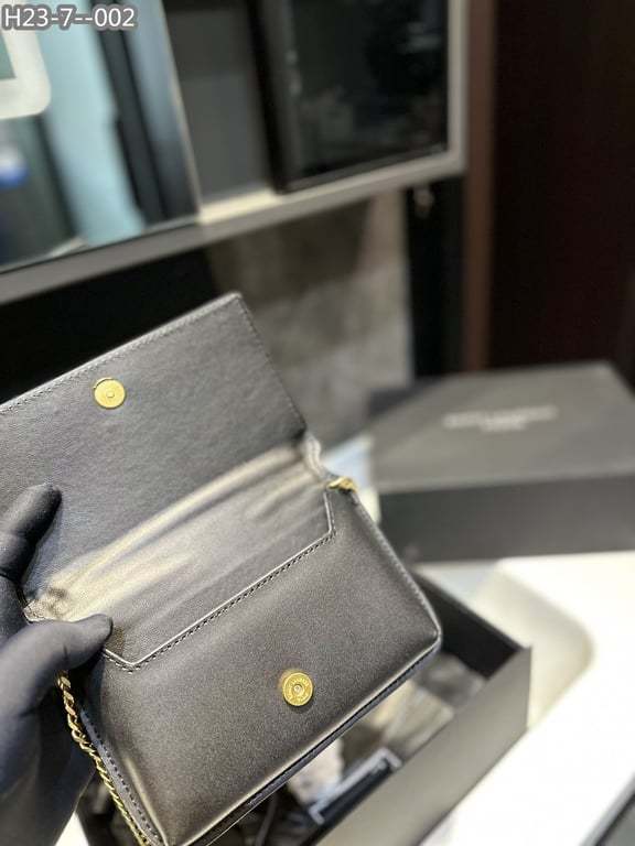 SAINT LAURENT UPTOWN YSL PLAQUE GRAINED LEATHER 18CM