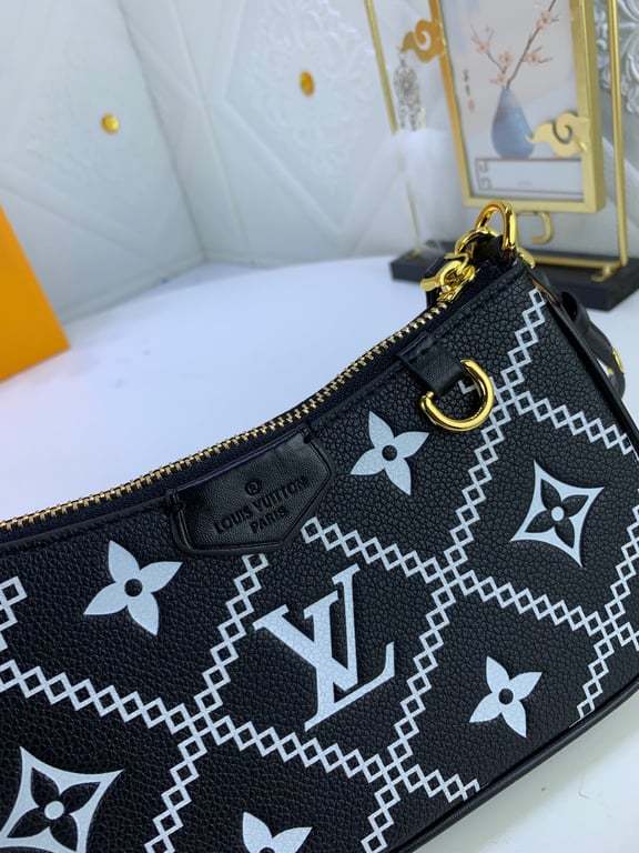 LUV EASY POUCH ON STRAP BLACK 19CM