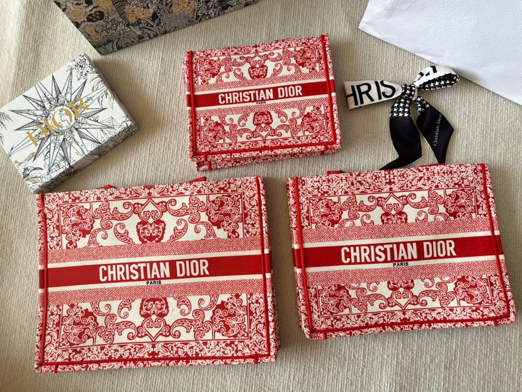 DIR MEDIUM BOOK TOTE BANDANA EMBROIDERY WHITE AND RED 35 CM