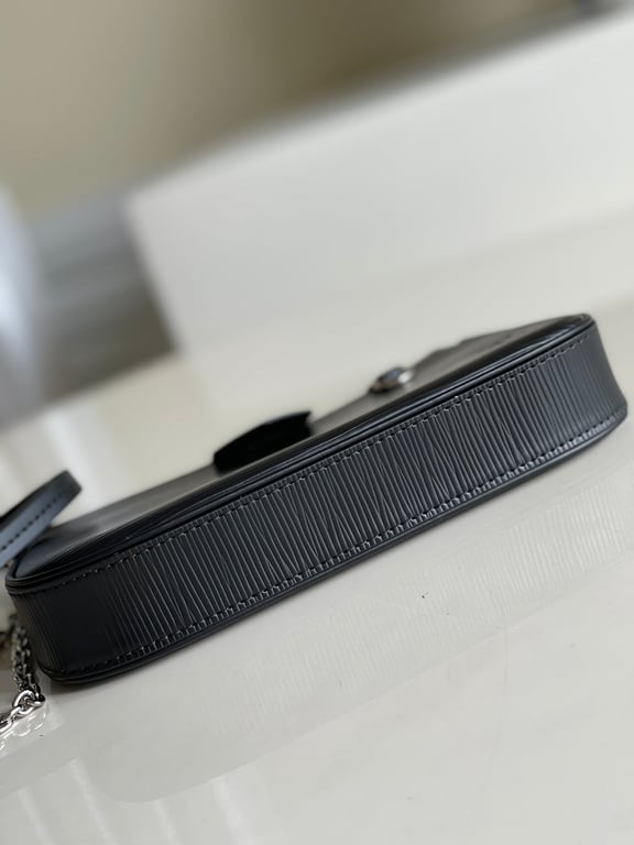LUV EASY POUCH ON STRAP 19CM BLACK