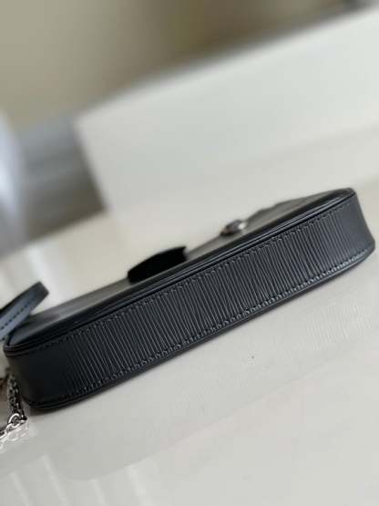 LUV EASY POUCH ON STRAP 19CM BLACK