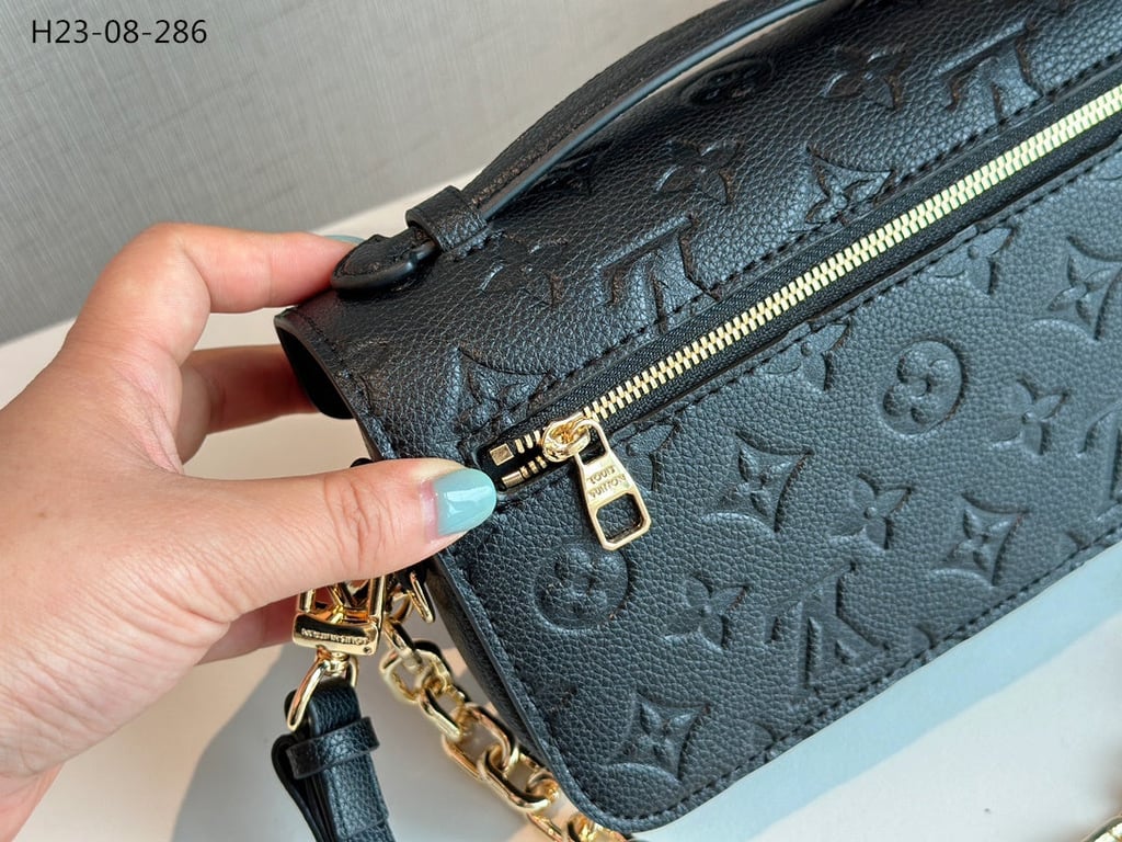 LUV POCHETTE METIS EAST WEST BAG BLACK 21CM M46595