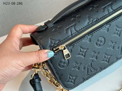 LUV POCHETTE METIS EAST WEST BAG BLACK 21CM M46595