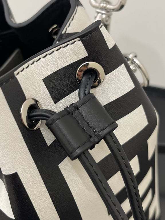 FD MON TRESOR BUCKET BAG BLACK WHITE 18CM