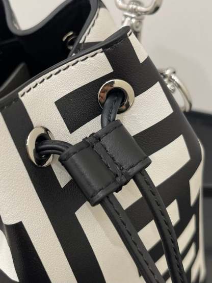 FD MON TRESOR BUCKET BAG BLACK WHITE 18CM
