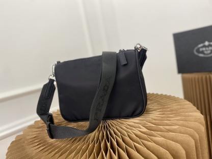 PR RE-EDITION 2000 RE-NYLON SHOULDER BAG 1BH046R064F0002VW11