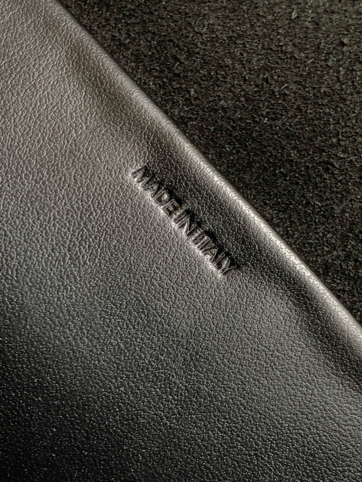 CE BESACE CUIR TRIOMPHE IN SMOOTH CALFSKIN BLACK