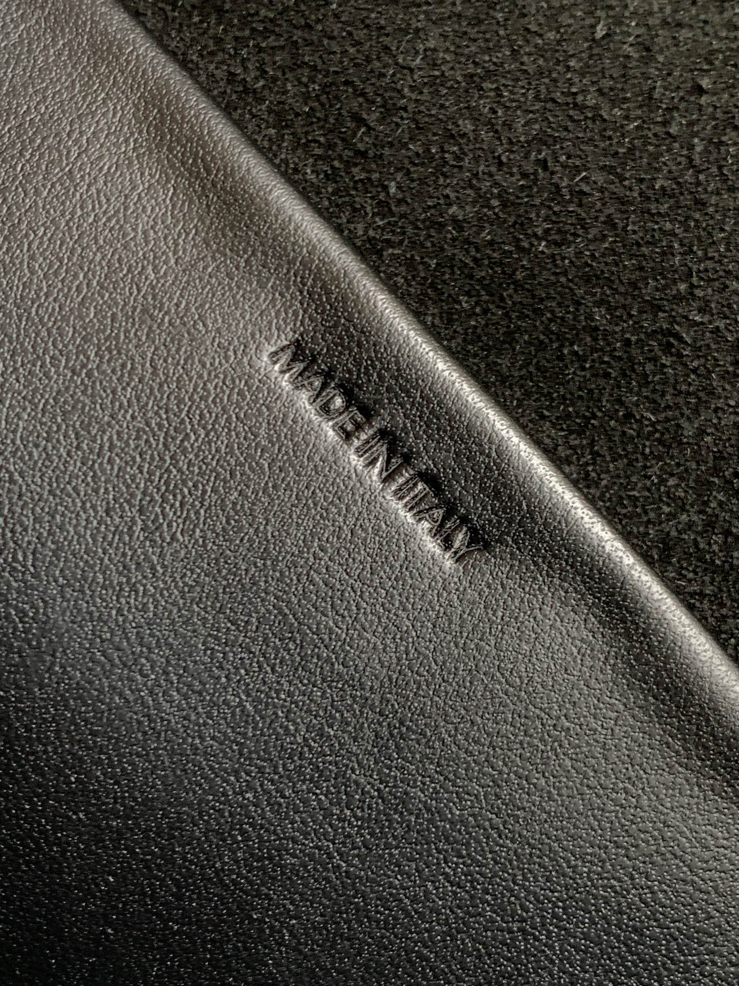 CE BESACE CUIR TRIOMPHE IN SMOOTH CALFSKIN BLACK