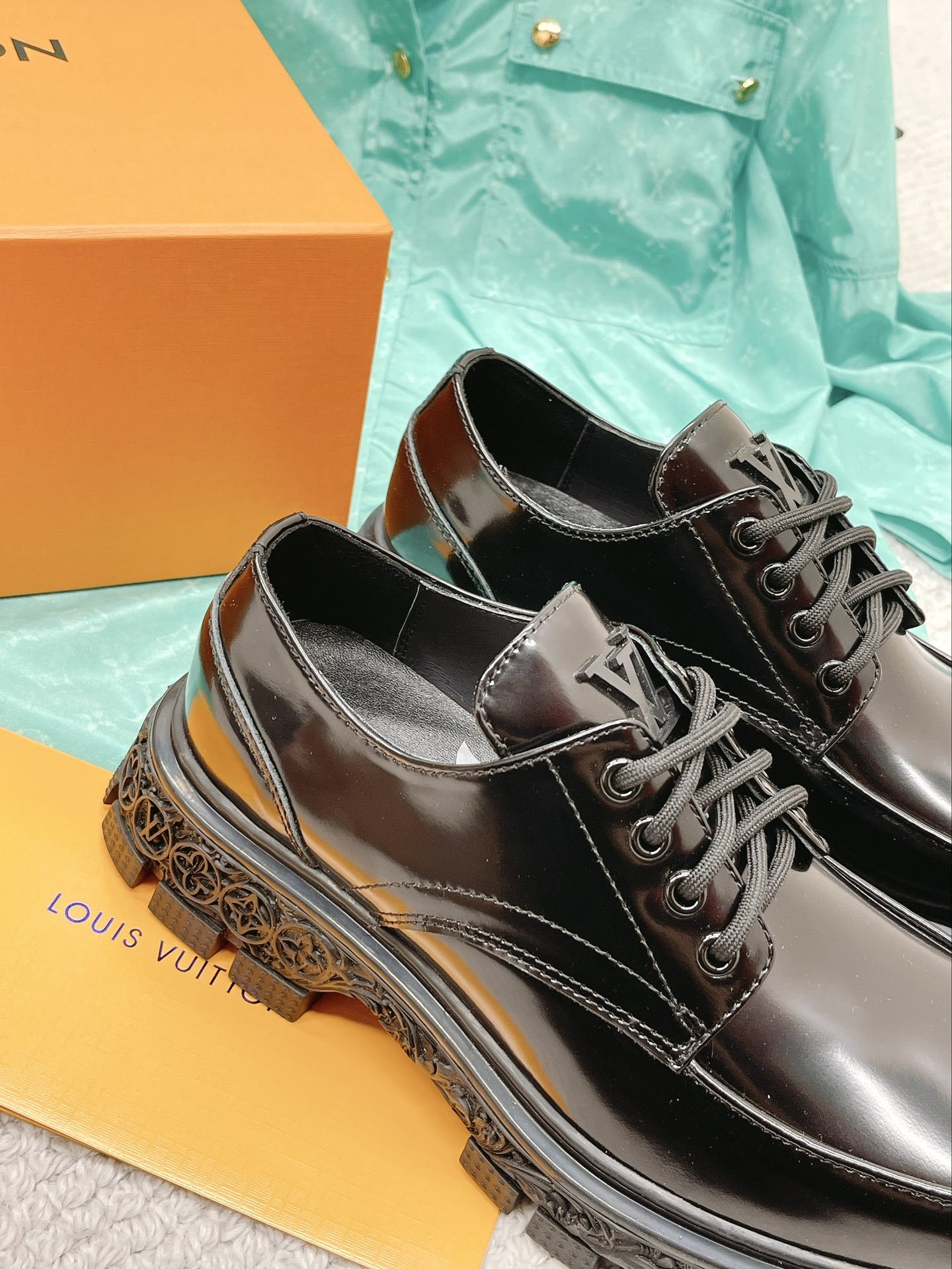 LUV LV BAROQUE DERBY BLACK