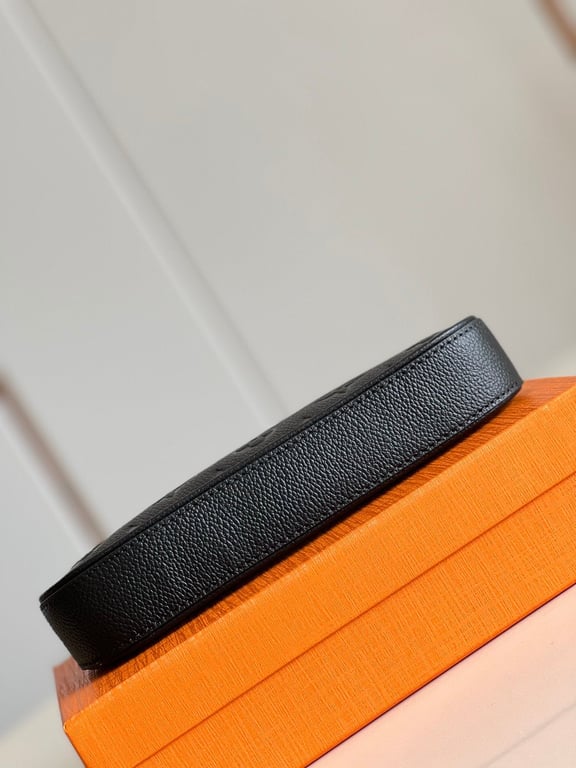 LUV EASY POUCH ON STRAP 19CM BLACK