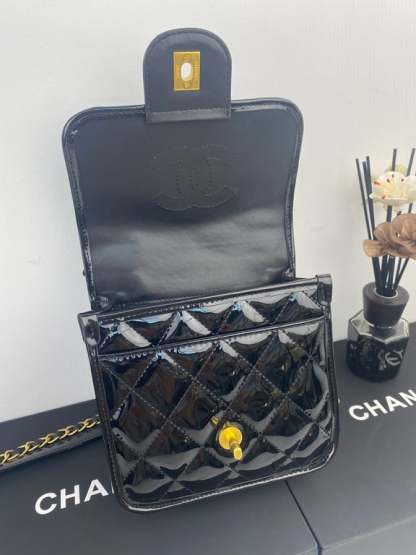 CHL SMALL FLAP BAG WITH TOP HANDLE BLACK AS3652