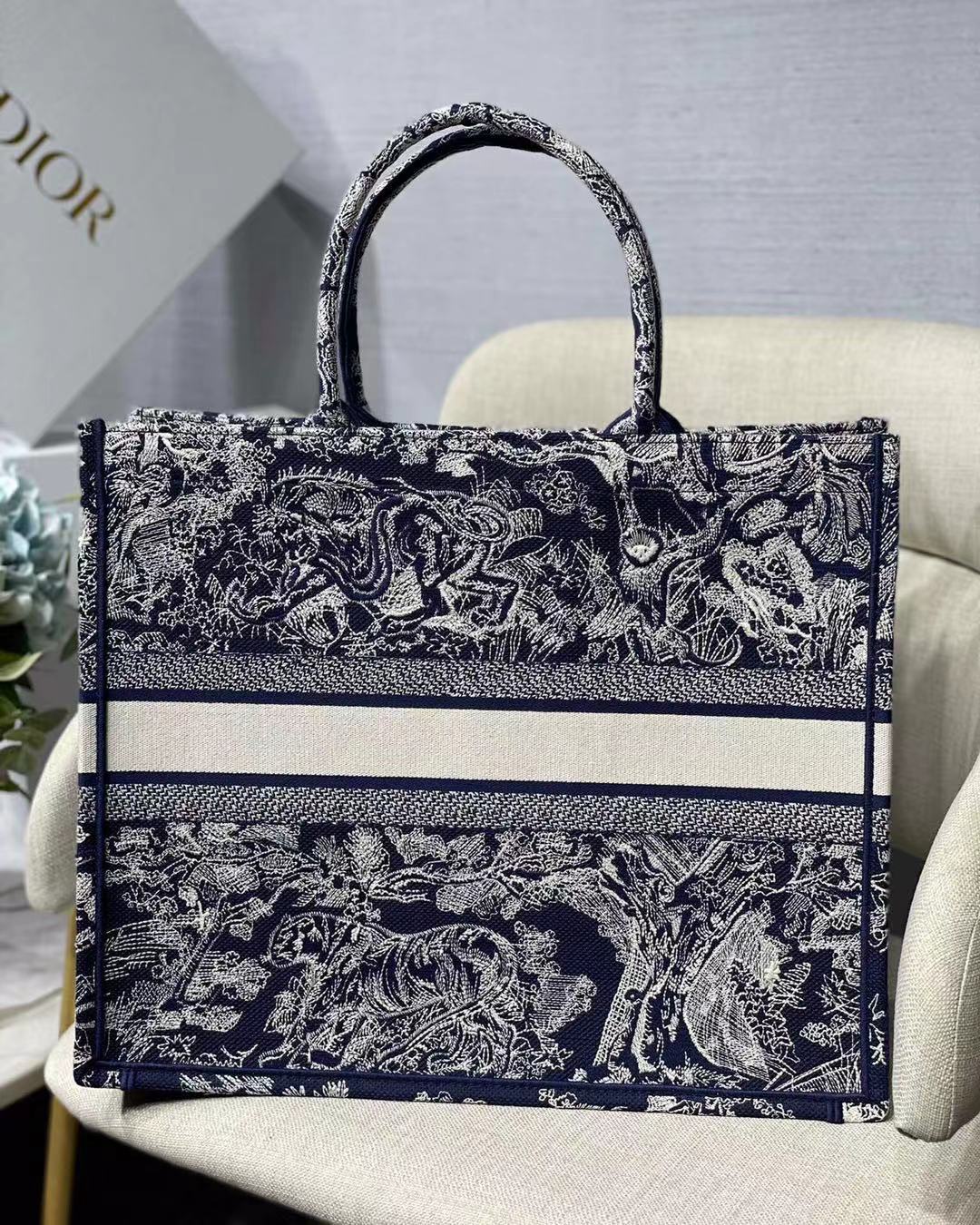 DOR LARGE BOOK TOTE BLUE TOILE DE JOUY REVERSE EMBROIDERY M1286ZRGO_M928