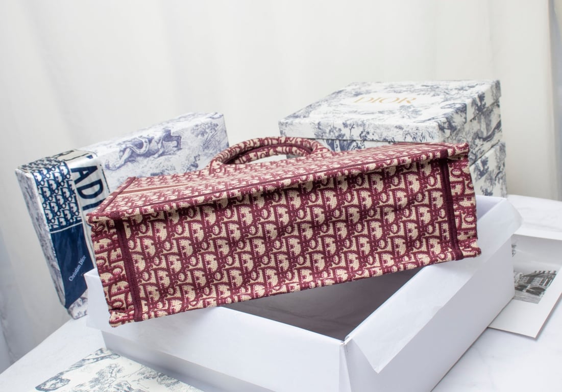 DIR LARGE BOOK TOTE OBLIQUE EMBROIDERY RED 42CM