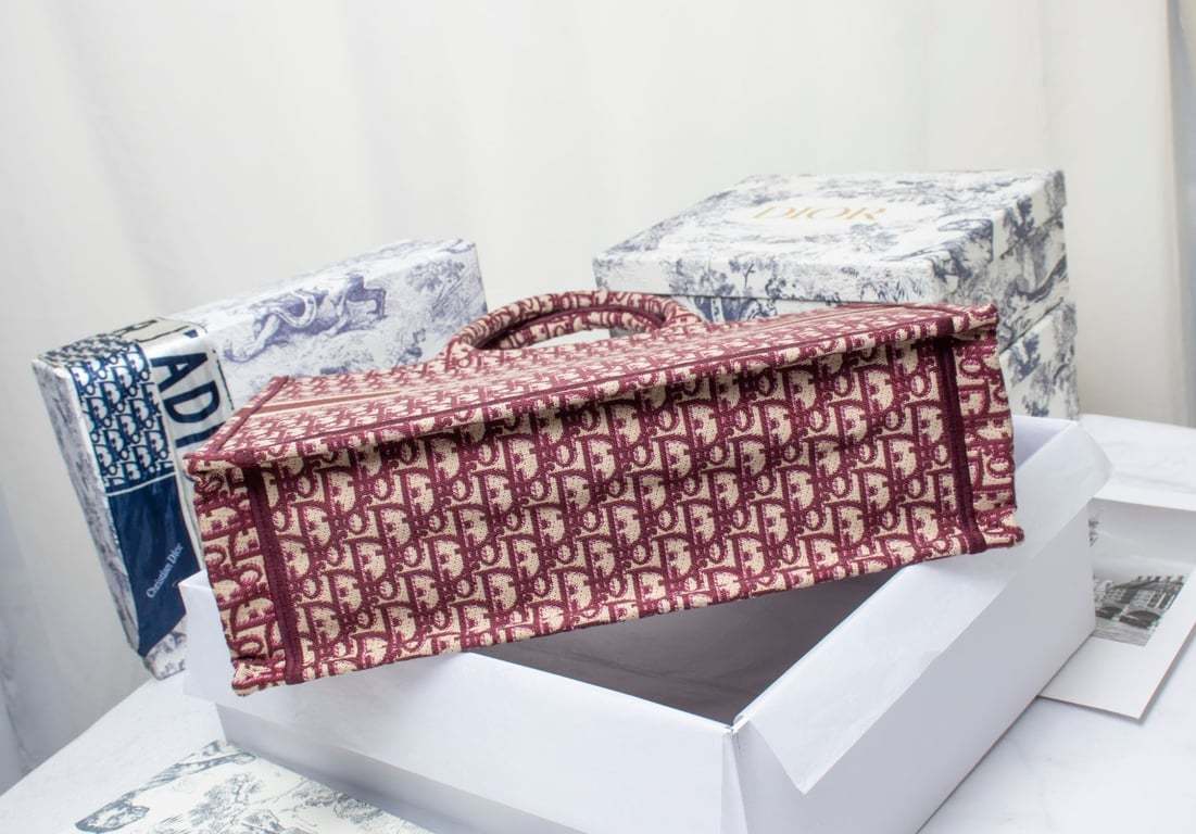 DIR LARGE BOOK TOTE OBLIQUE EMBROIDERY RED 42CM