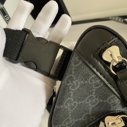 GG BELT BAG WITH INTERLOCKING G BLACK 23CM 682933 92THN 1000