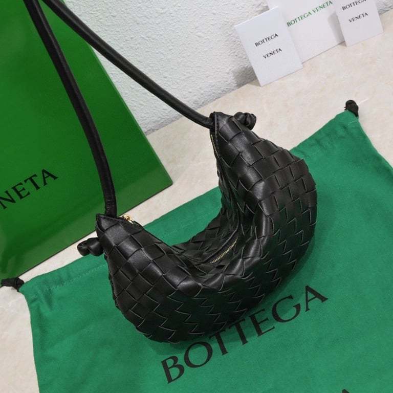 BOTTEGA VENETA MEDIUM TURN POUCH IN INTRECCIATO BLACK LEATHER