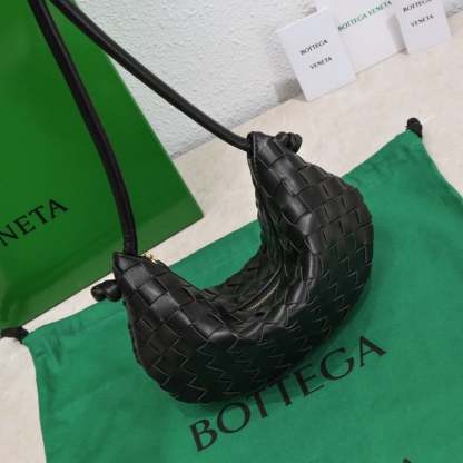 BOTTEGA VENETA MEDIUM TURN POUCH IN INTRECCIATO BLACK LEATHER