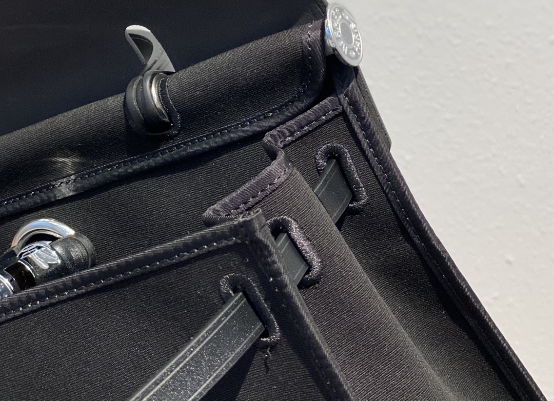 HM HERBAG ZIP 31 BAG PALLADIUM HARDWARE BLACK 31CM