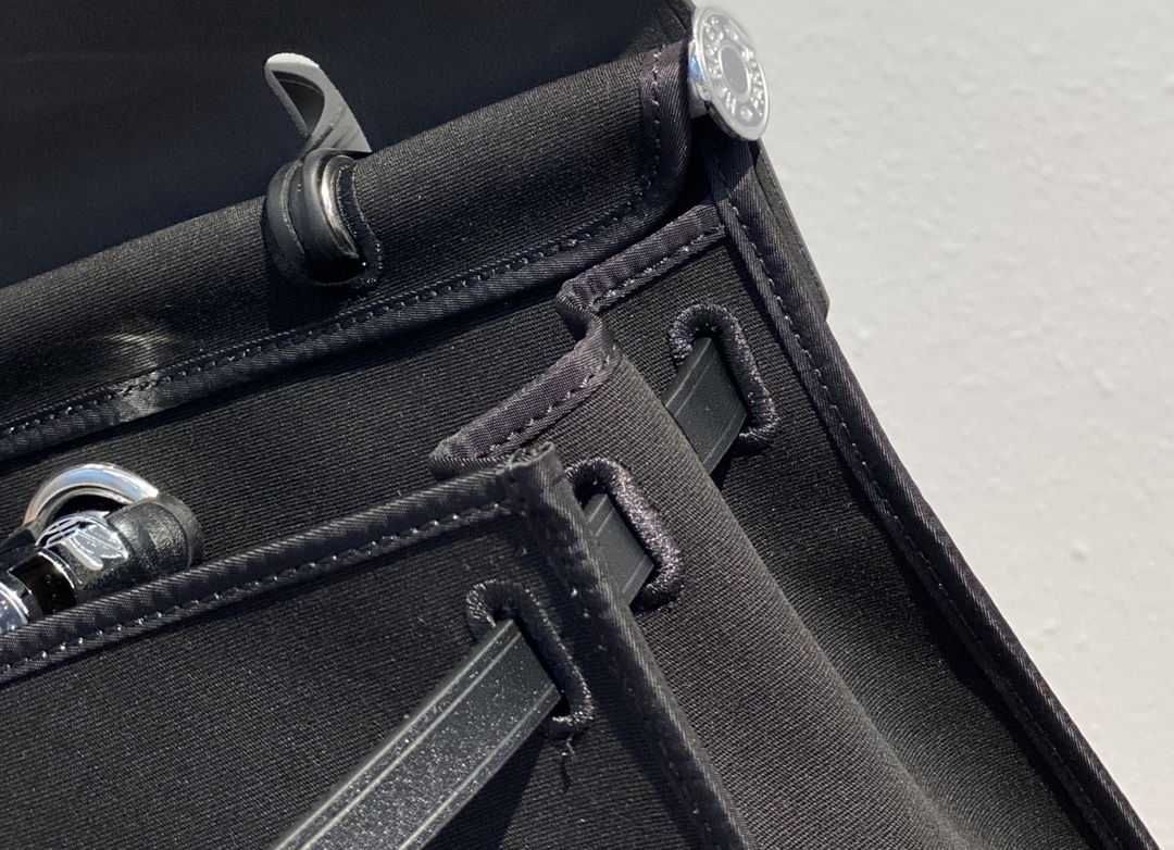 HM HERBAG ZIP 31 BAG PALLADIUM HARDWARE BLACK 31CM