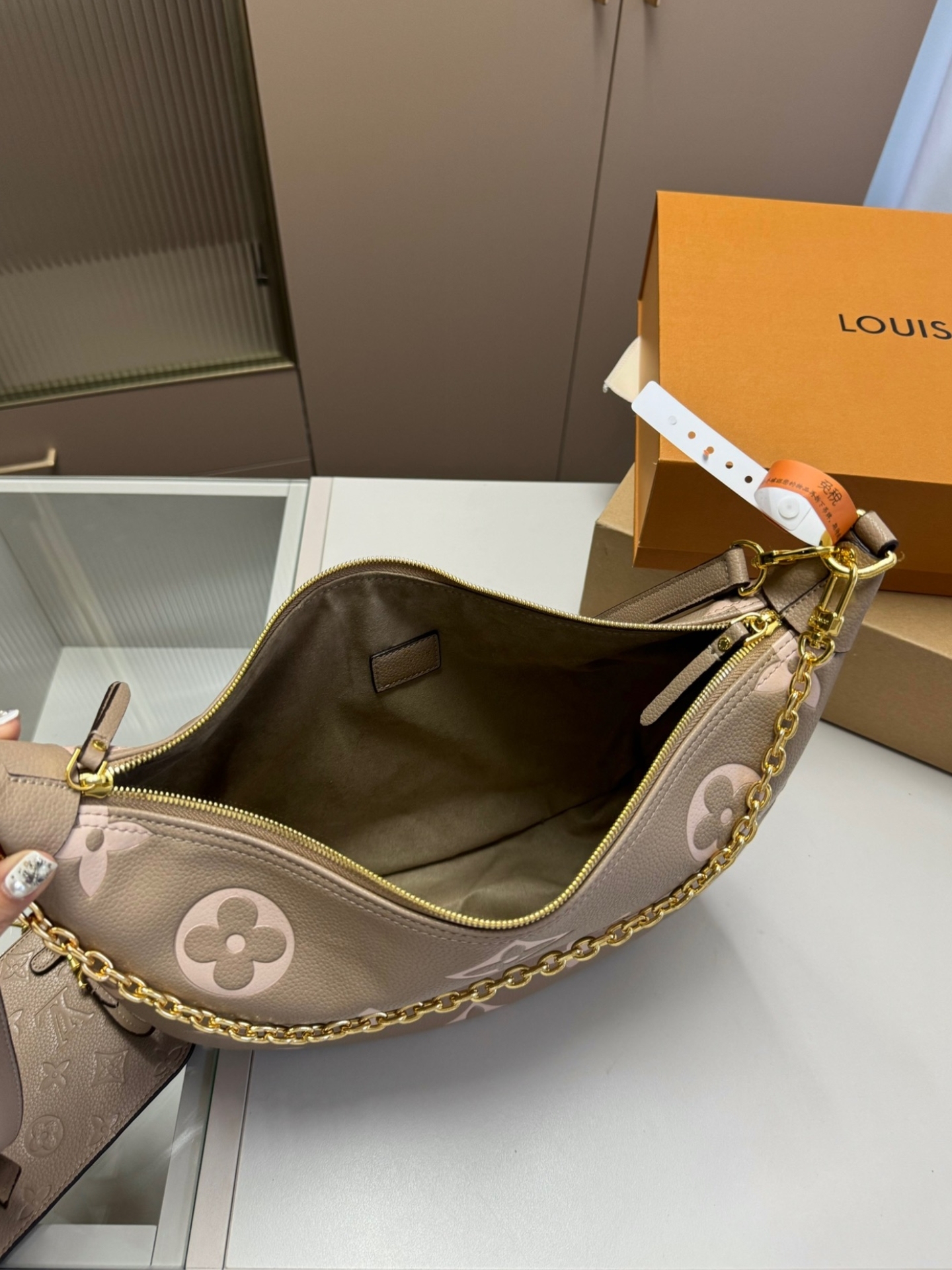 LV LOOP HOBO DOVE GRAY 32CM M46738