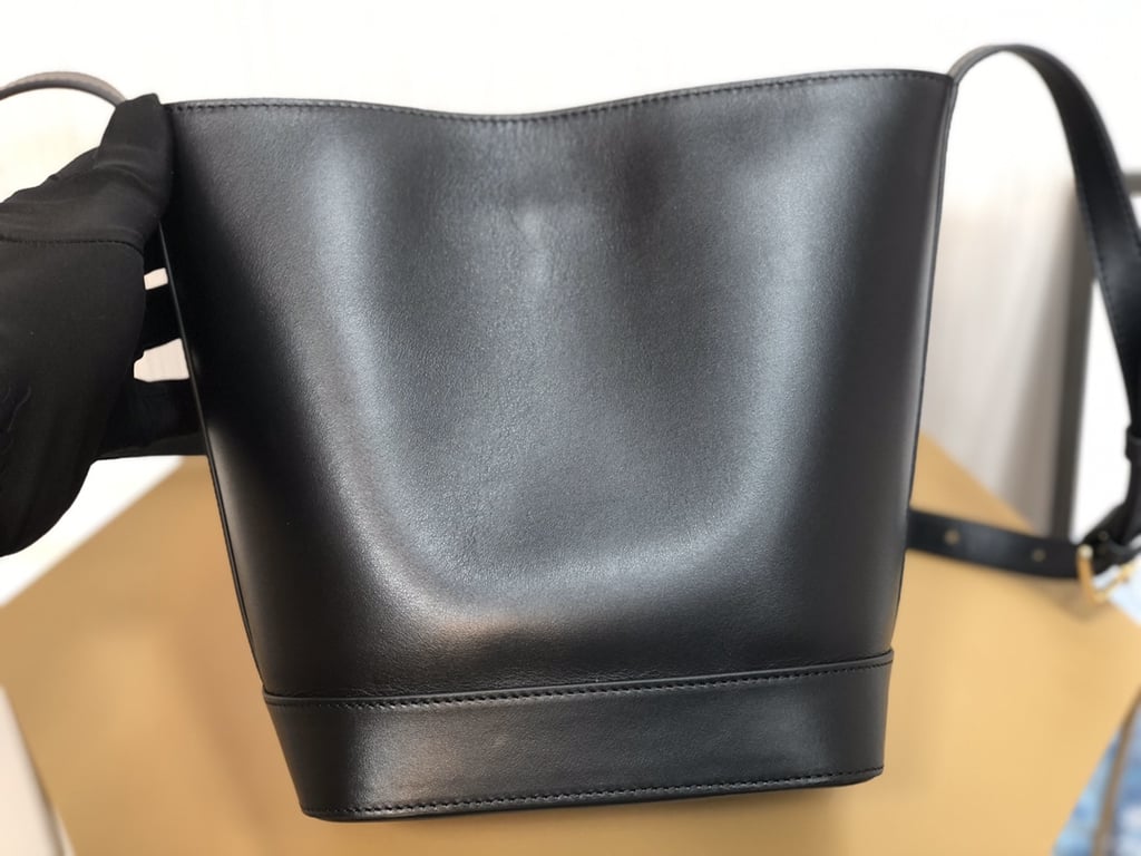CE BLACK CUIR TRIOMPHE IN SMOOTH CALFSKIN BAG BUCKET